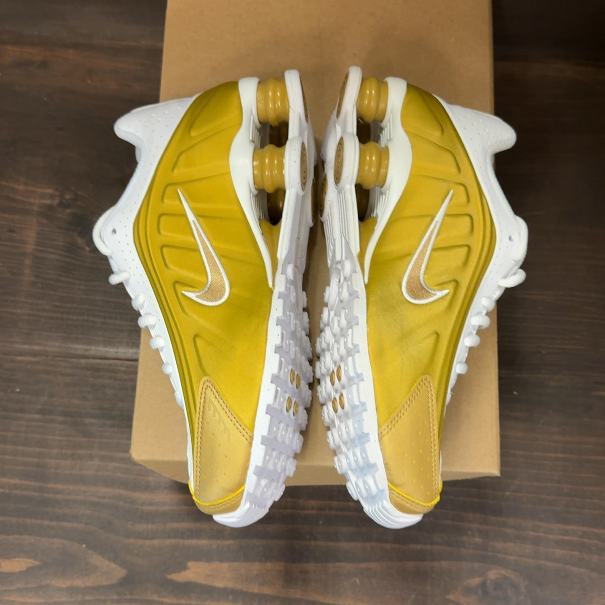 Nike Shox R4 Metallic Gold White (GS) Size 5Y - Image 4
