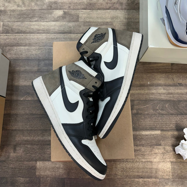 Jordan 1 Retro High Dark Mocha Size 11 (Pre-Owned) - Image 1