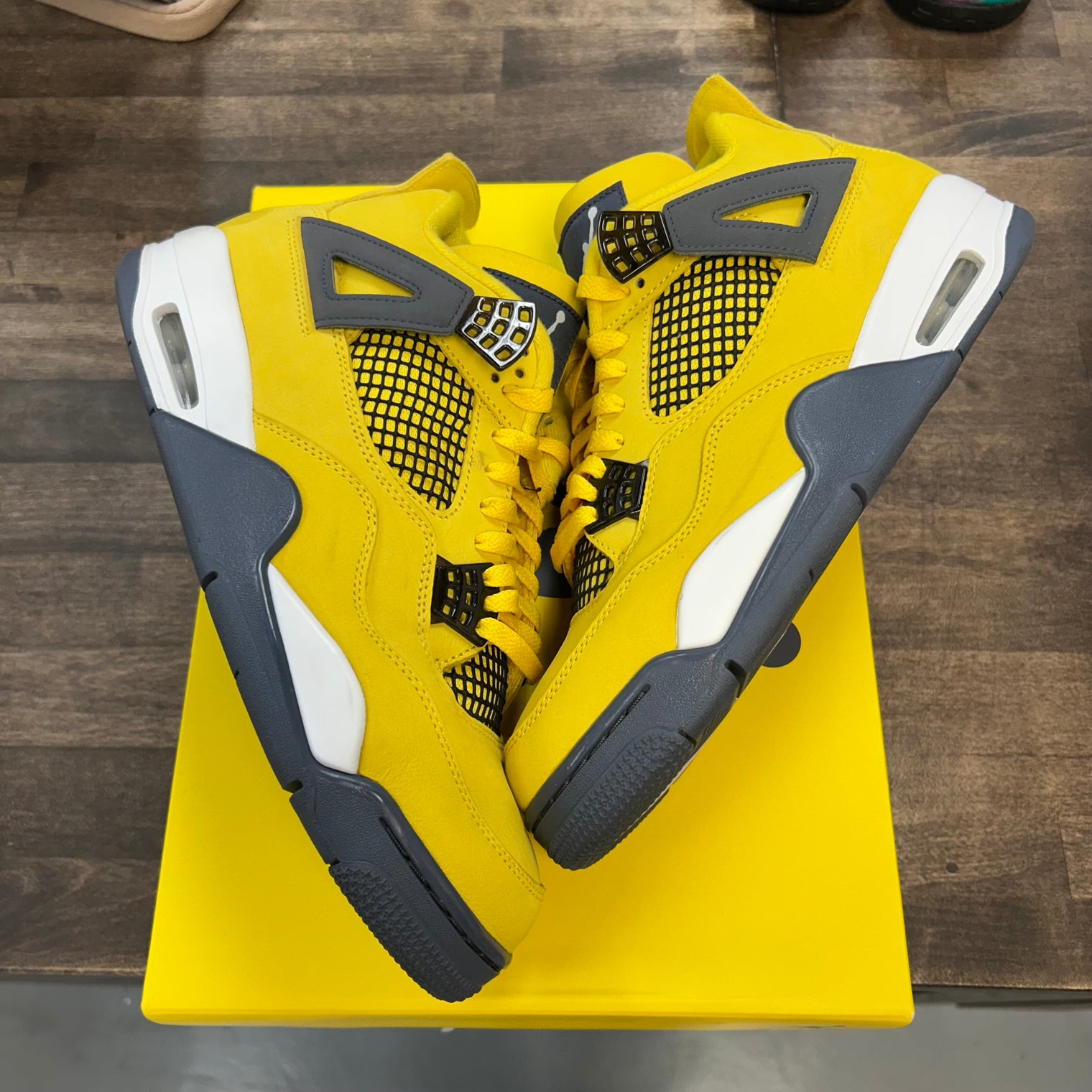 Lightning Jordan 4 Retro (Used)