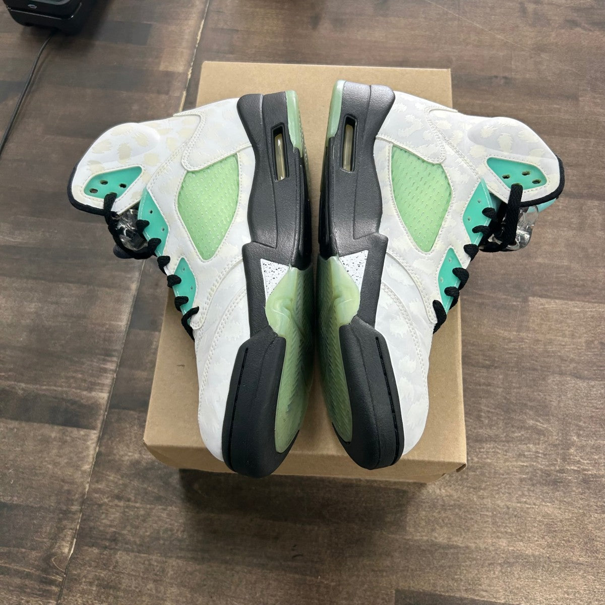 Jordan 5 Retro Island Green Size 9.5 (Pre-Owned) - Image 3