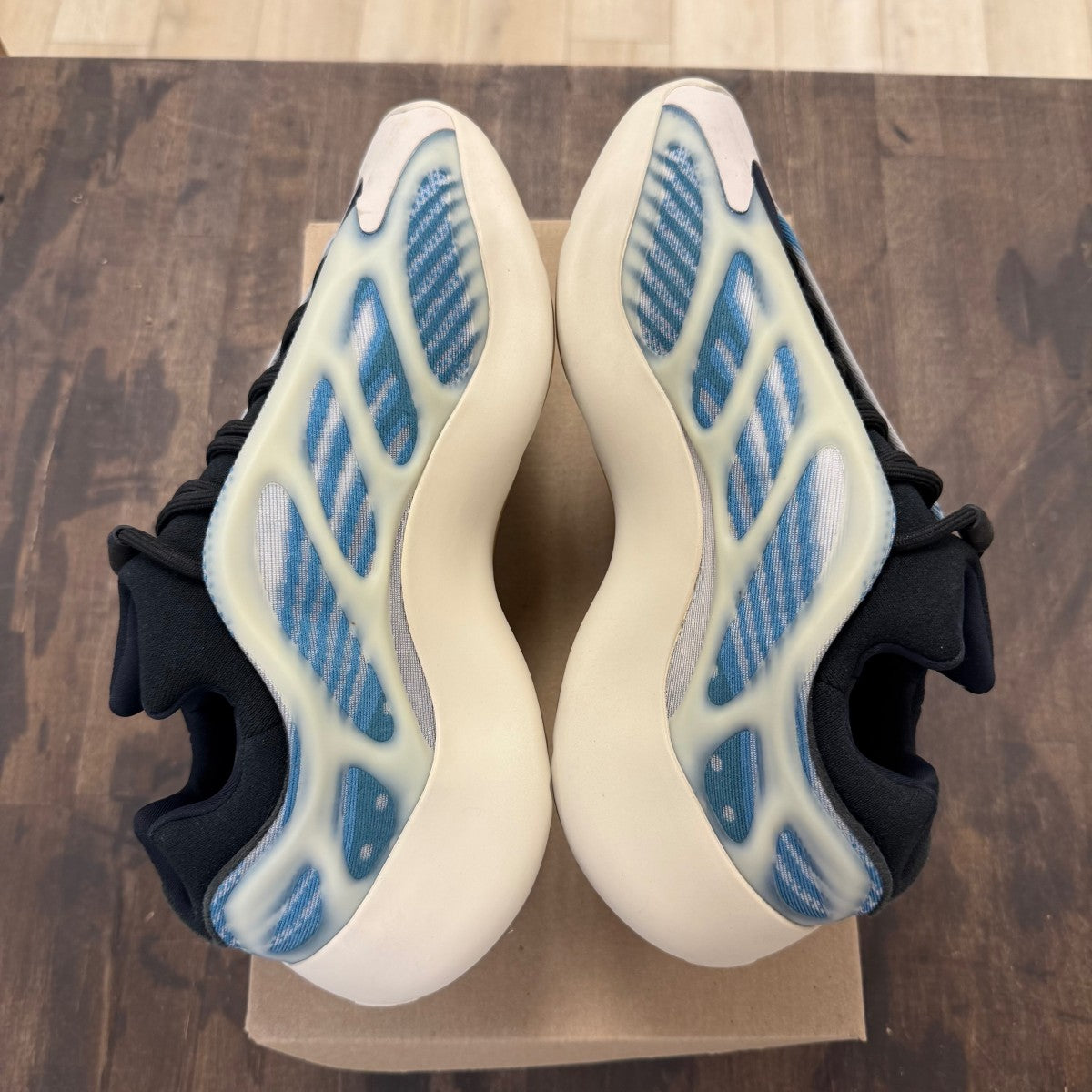 adidas Yeezy 700 V3 Kyanite Size 11.5 (Pre-Owned) - Image 4