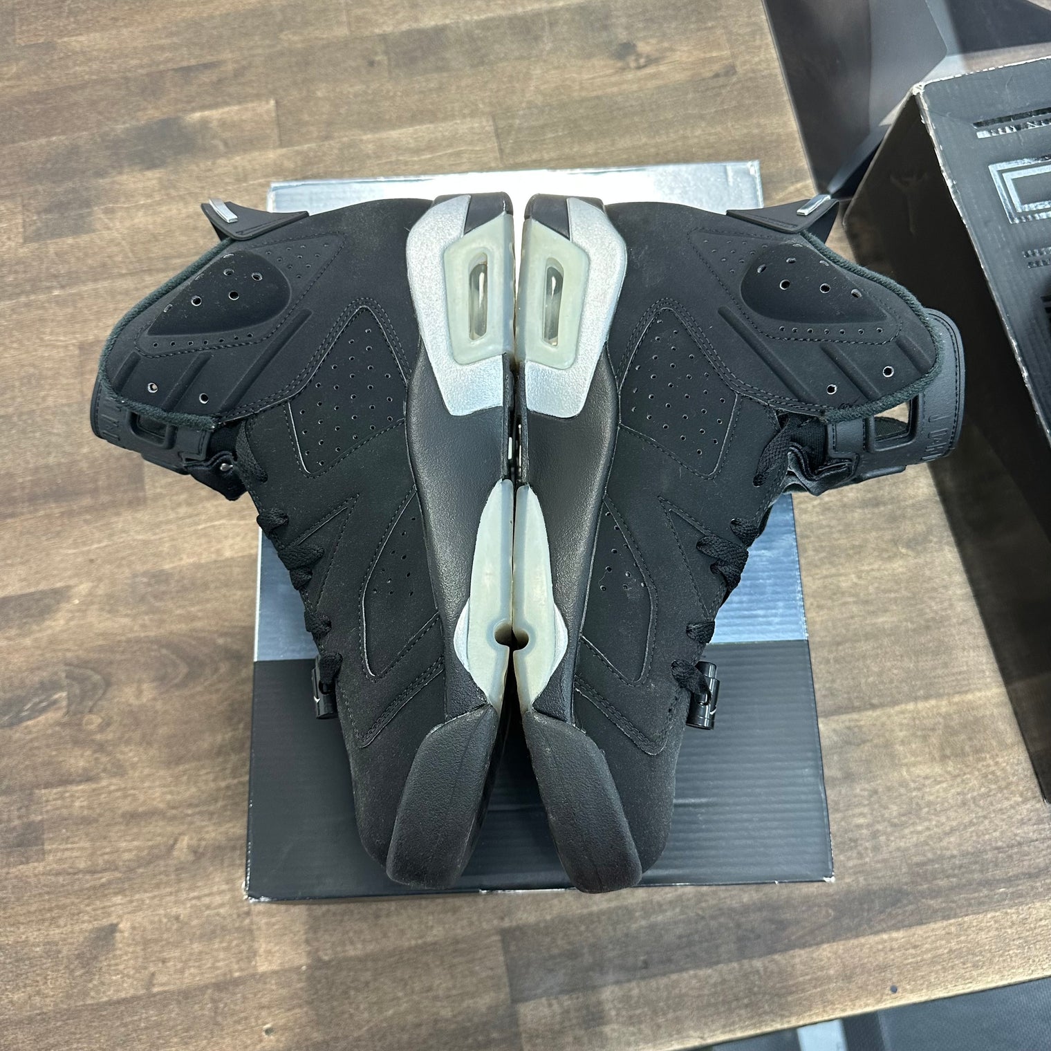 Chrome Jordan 6 Retro (USED)