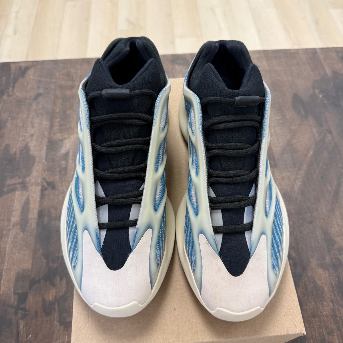 adidas Yeezy 700 V3 Kyanite Size 11.5 (Pre-Owned) - Image 2