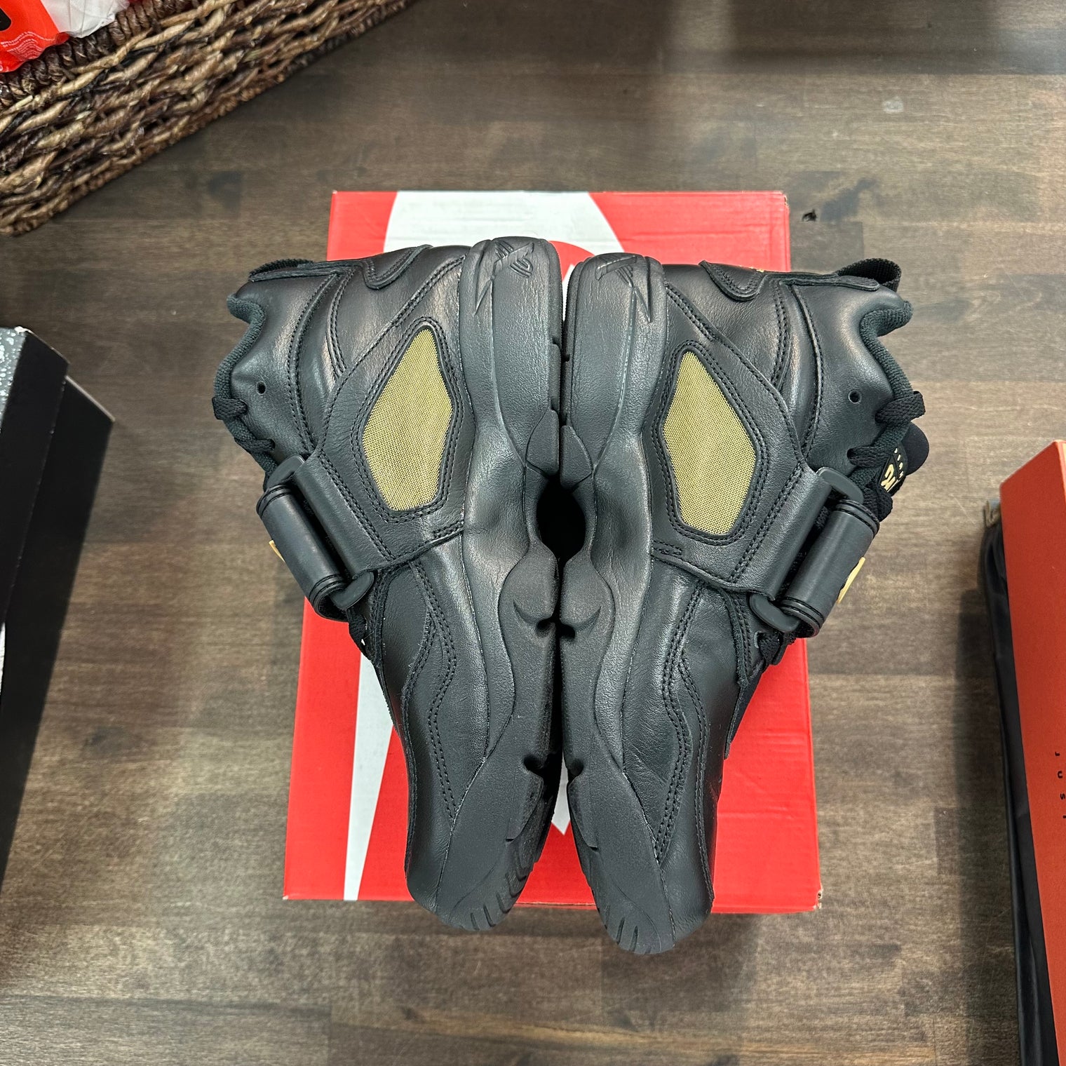 Signing Day Nike Air Diamond Turf (USED)