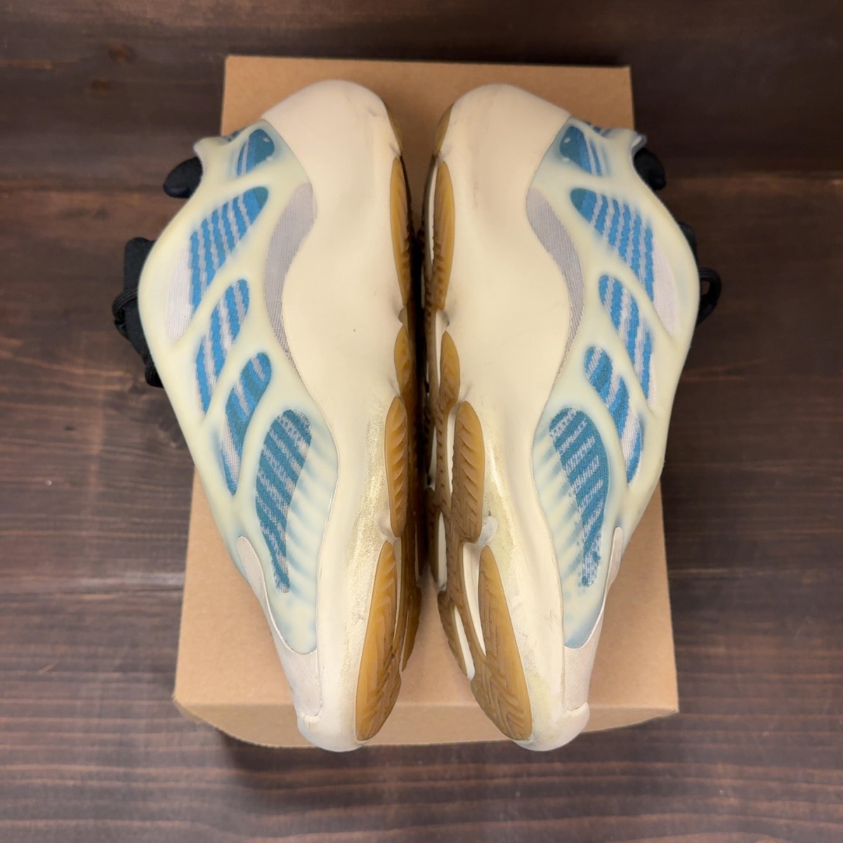 adidas Yeezy 700 V3 Kyanite Size 11 (Pre-Owned) - Image 4