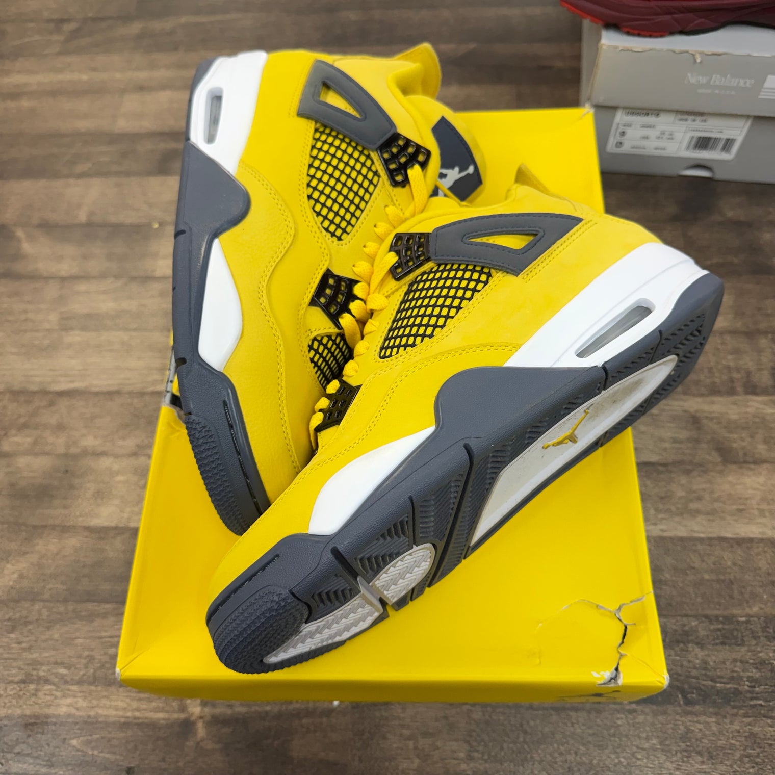 Lightning Jordan 4 Retro (USED)