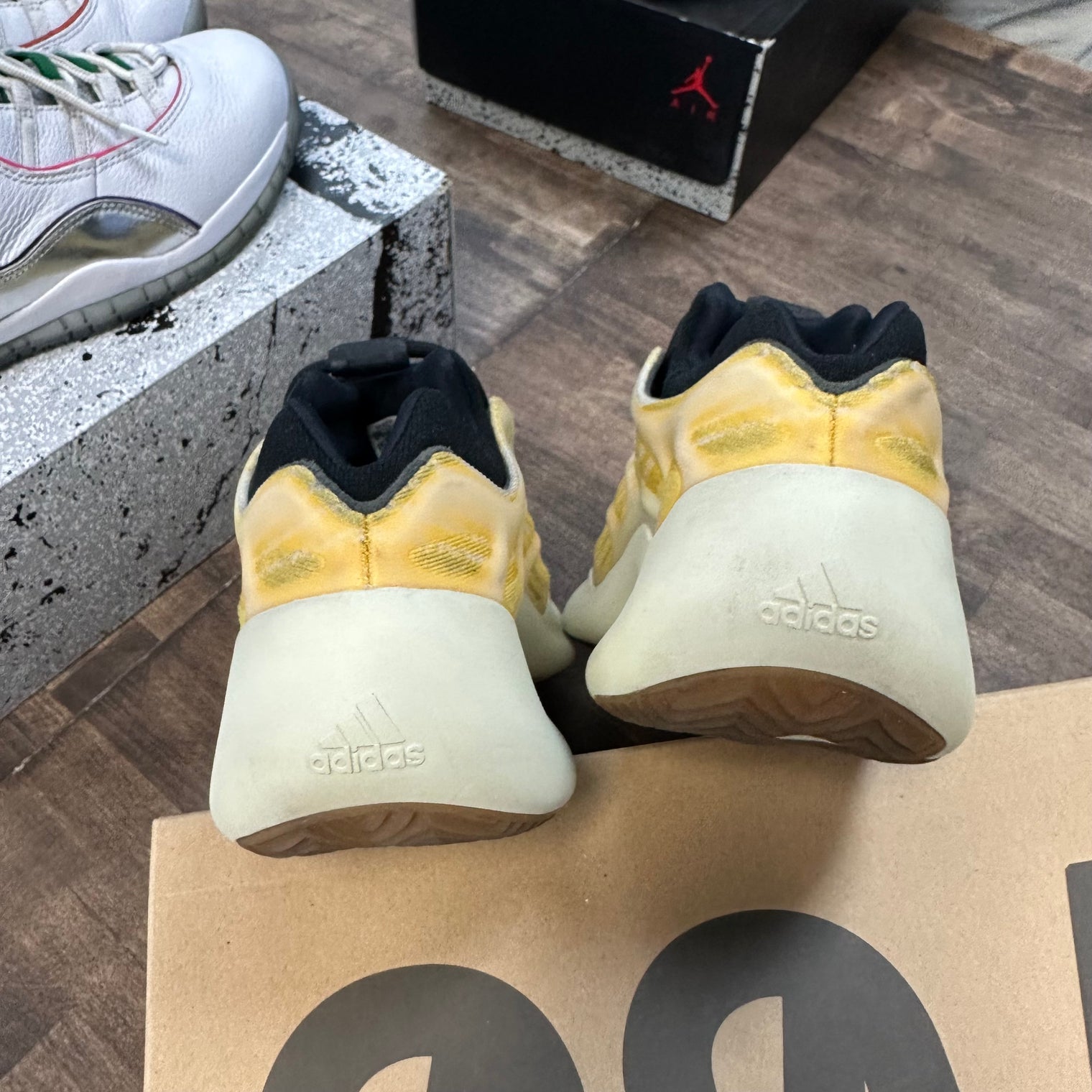 Mono Safflower adidas Yeezy 700 V3 (USED)