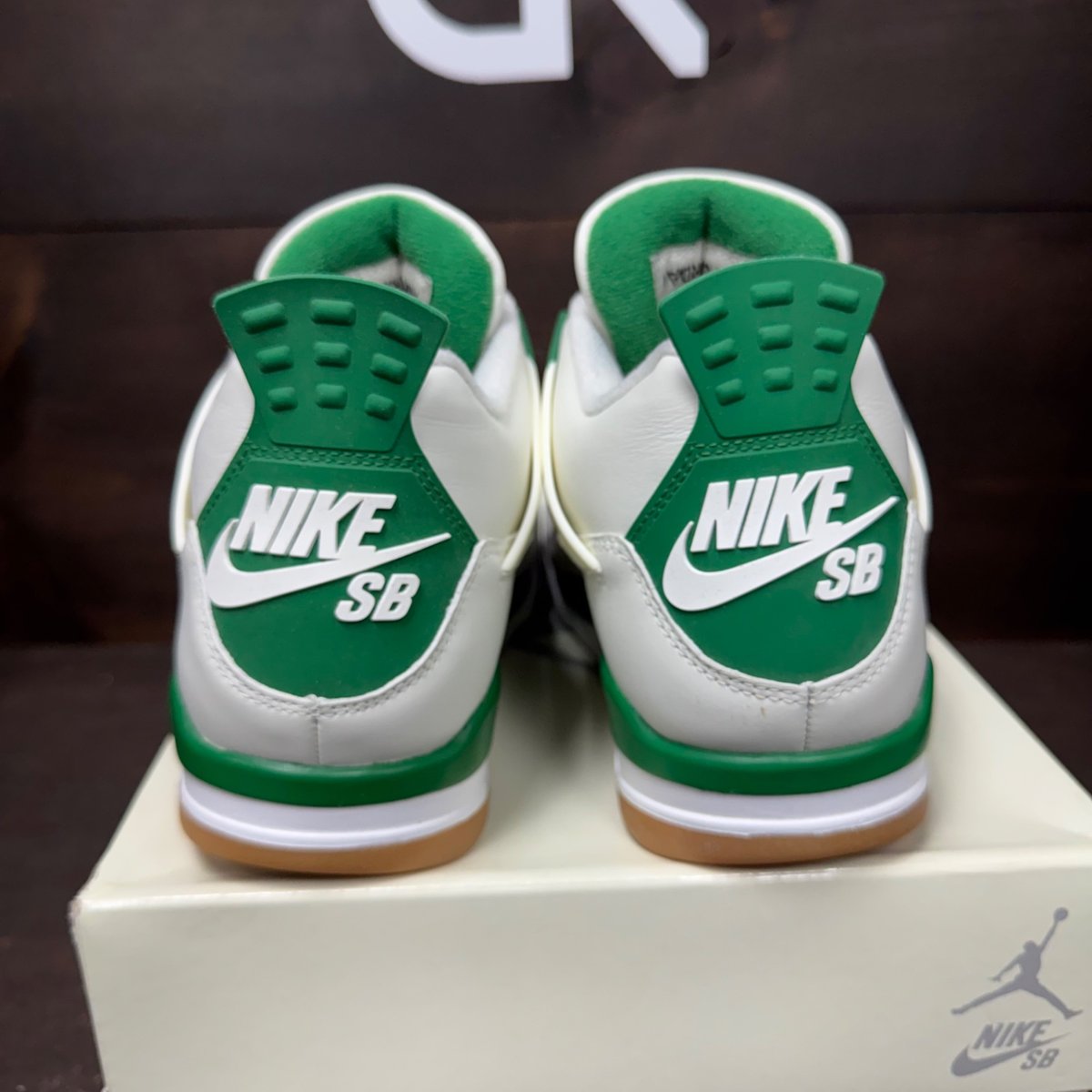 Jordan 4 Retro SB Pine Green Size 9.5 (Pre-Owned) - sole
