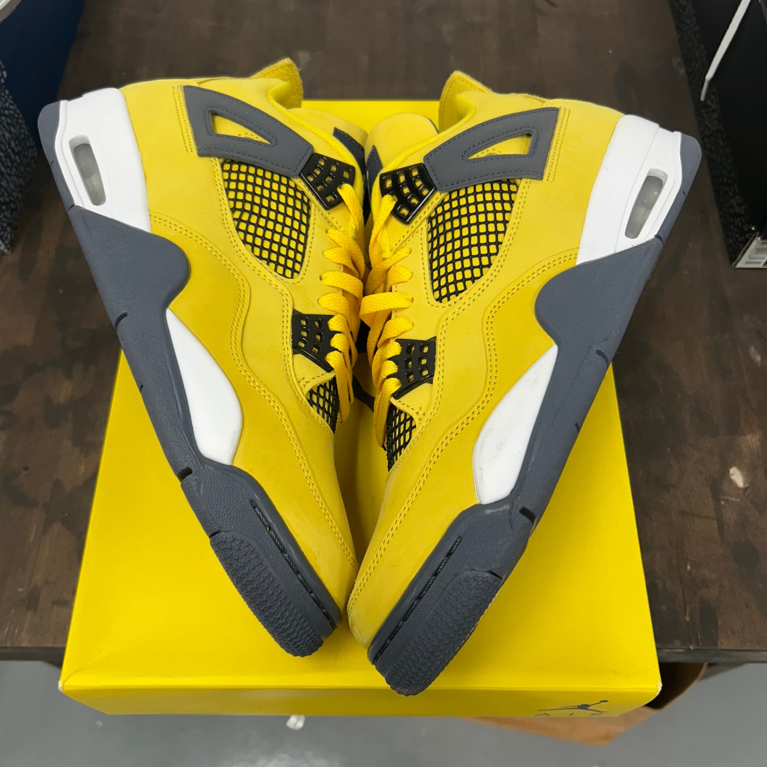 Lightning Jordan 4 (USED)