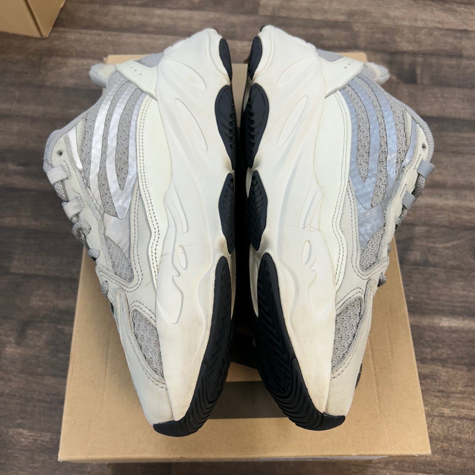 Static Yeezy 700 (USED)