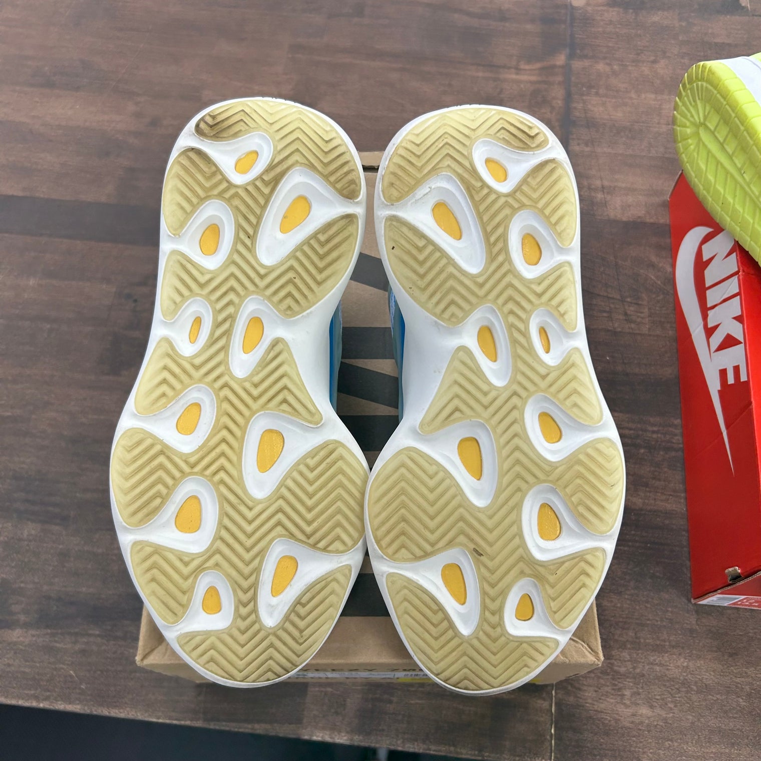 Arzareth Yeezy 700 V3 (USED)