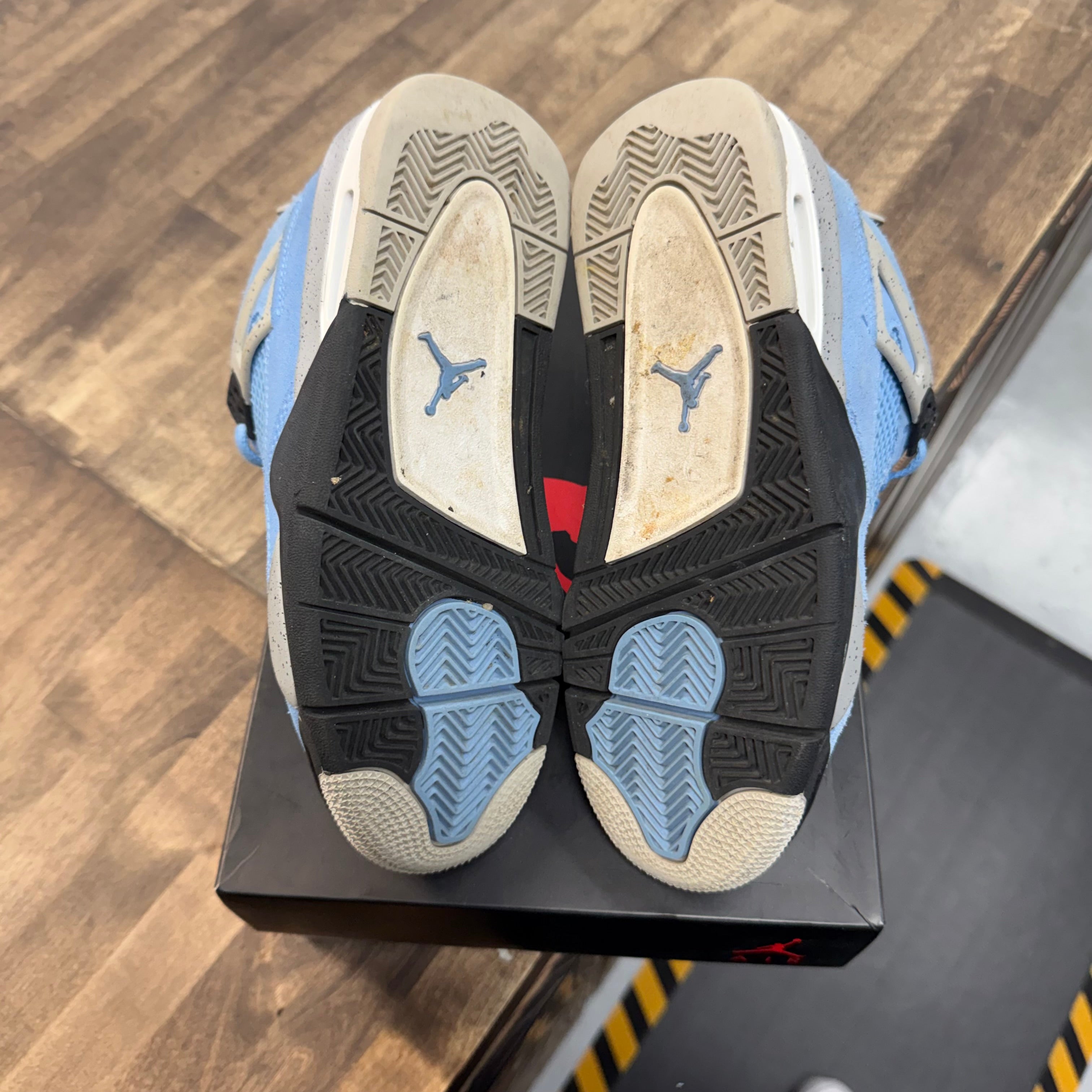 Jordan 4 Retro University Blue (US 6Y) (USED) Size 6Y (Pre-Owned) - Image 5