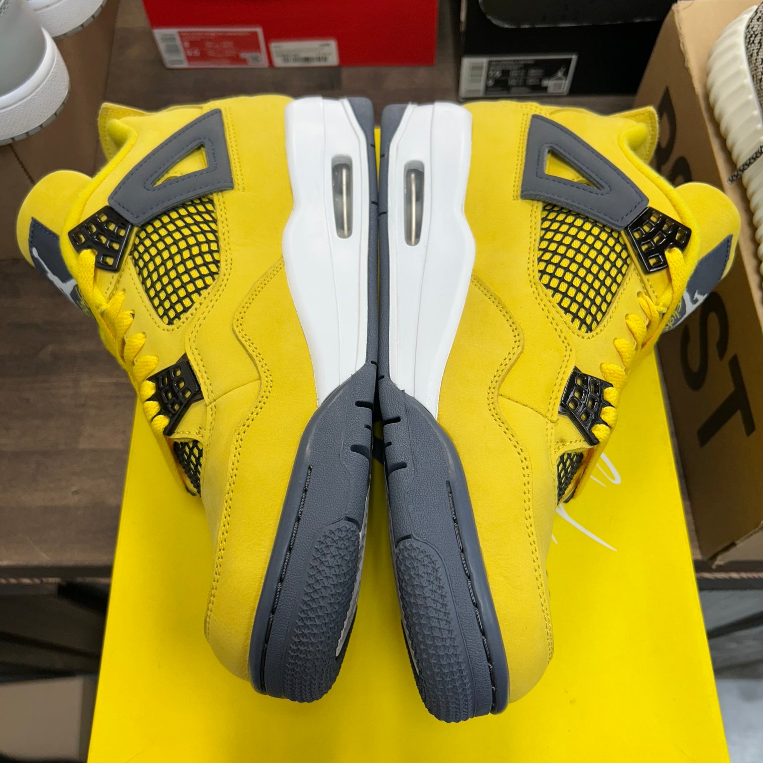 Lightning Jordan 4 Retro (USED)