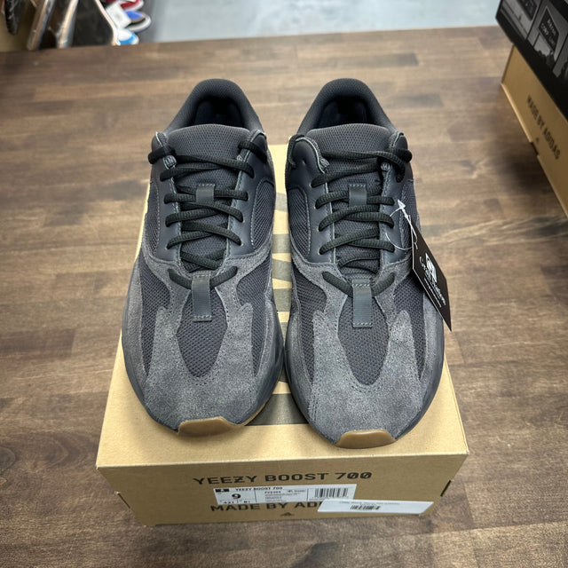 Utility Black Yeezy 700 (USED)