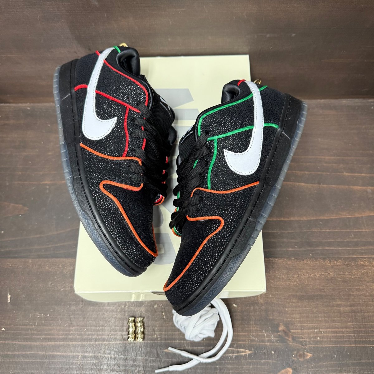 Nike SB Dunk Low Bronx Girls Skate Size 10 (Pre-Owned) - tag