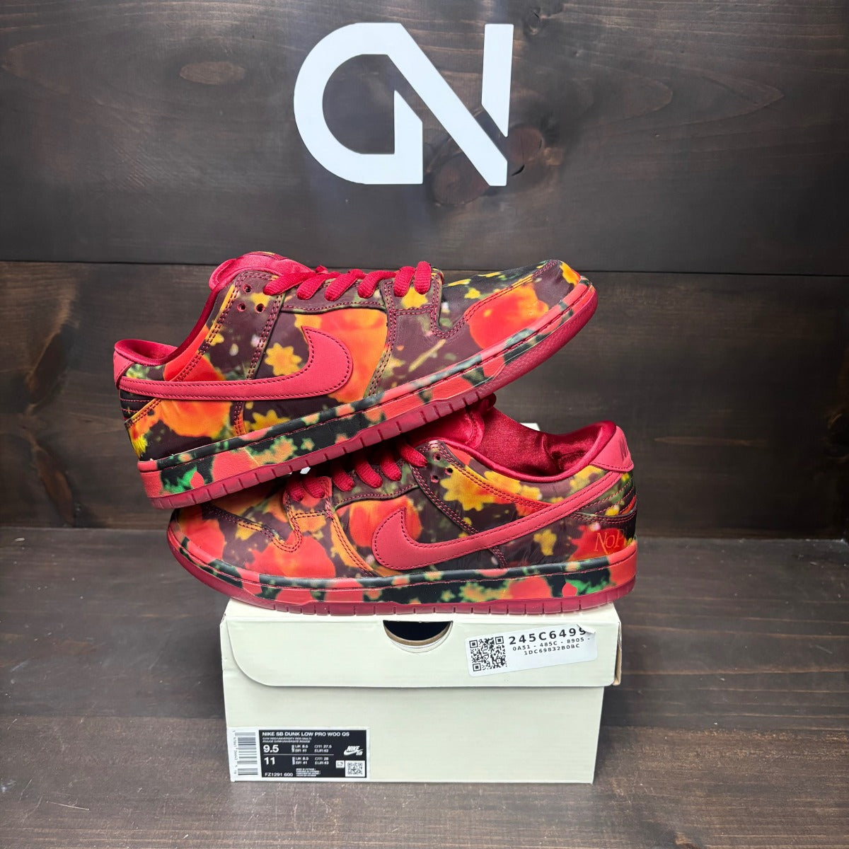 Nike SB Dunk Low The Wizard of Oz Poppy Field Size 9.5 (Pre-Owned)