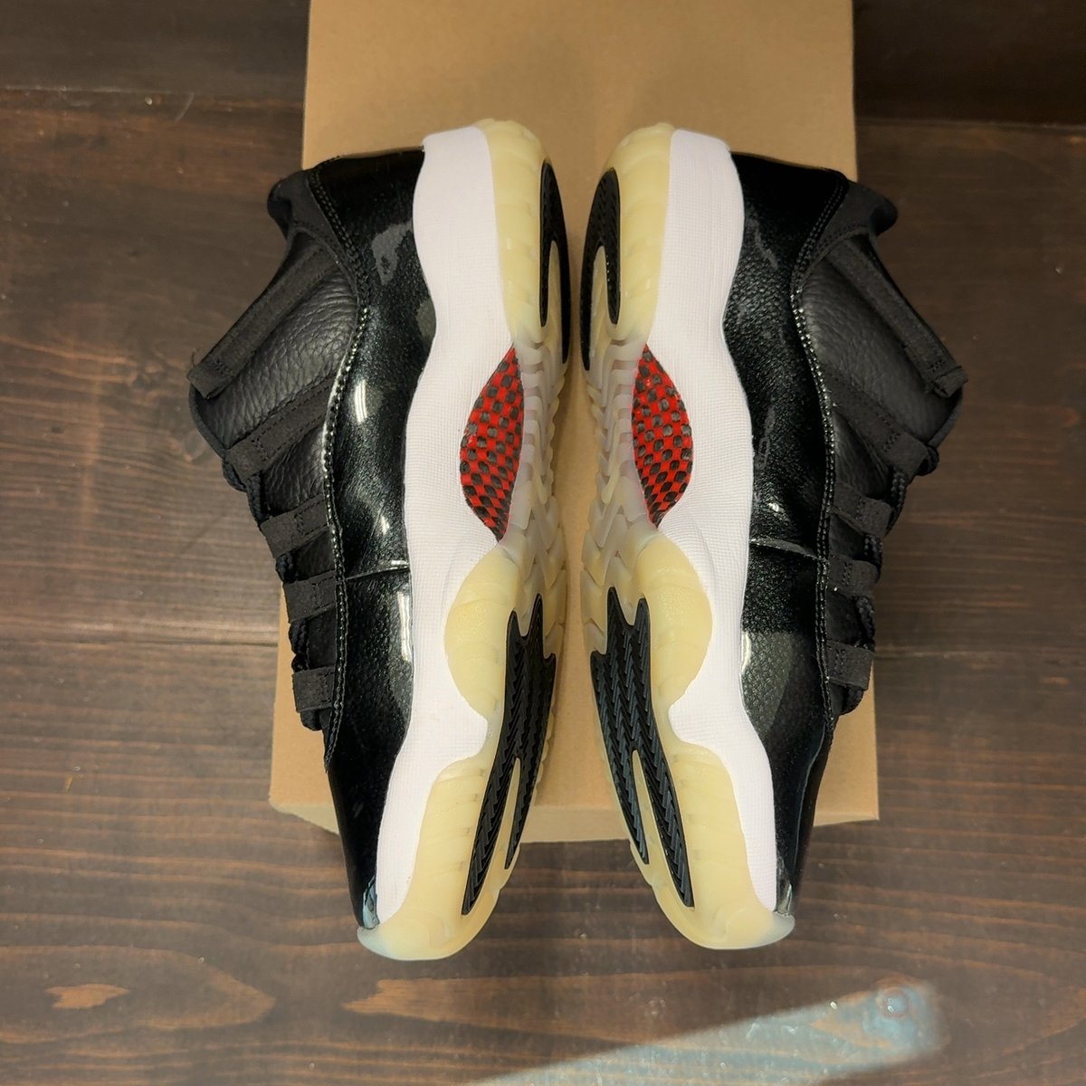 Jordan 11 Retro Low 72-10 Size 8.5 (Pre-Owned) - aux
