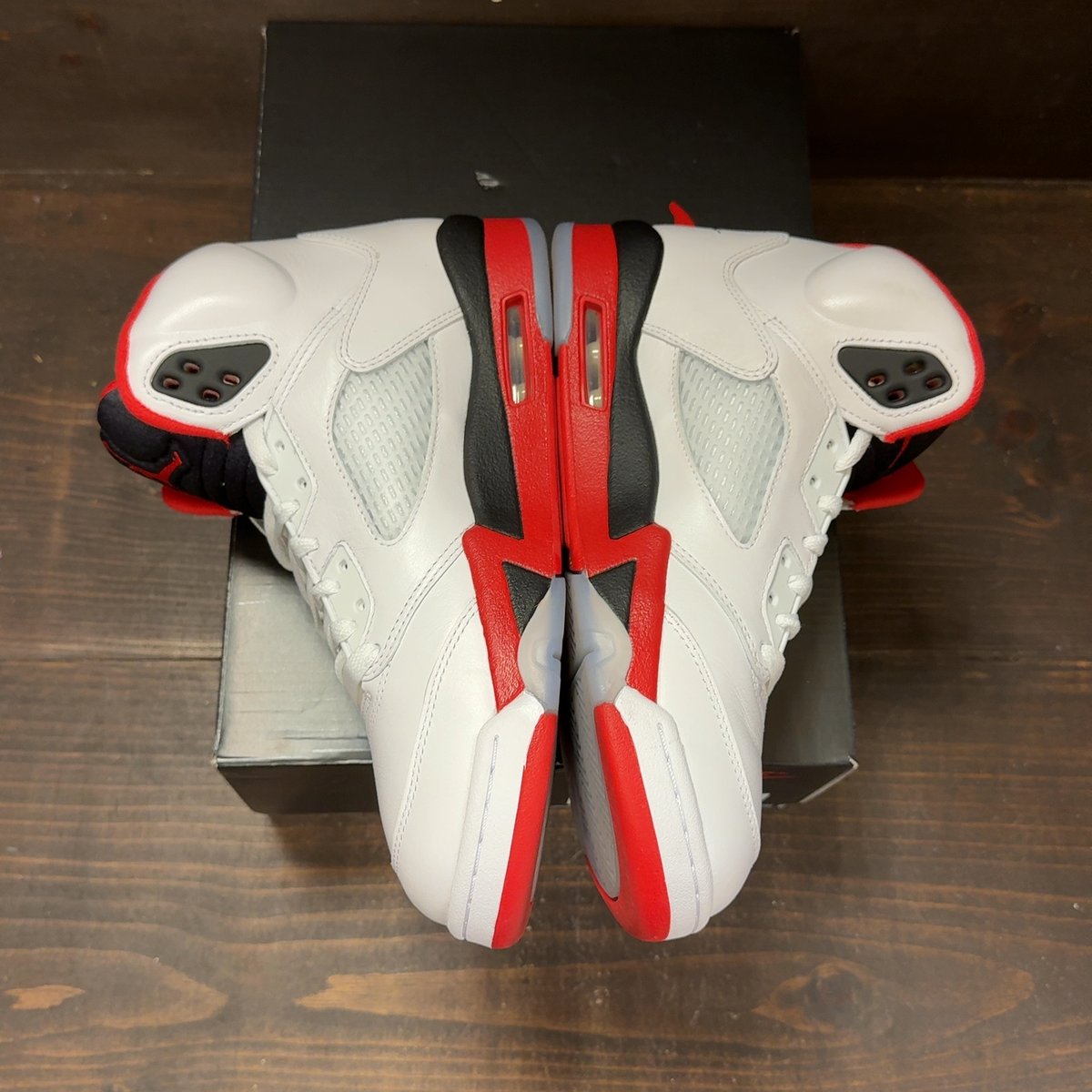 Jordan 5 Retro Fire Red Black Tongue (2025) Size 8.5 (Pre-Owned) - aux
