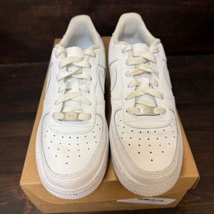 Nike Air Force 1 Low LE Triple White (GS) Size 6.5Y (Pre-Owned) - Image 3