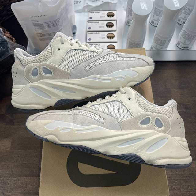 Analog Yeezy 700 (USED)