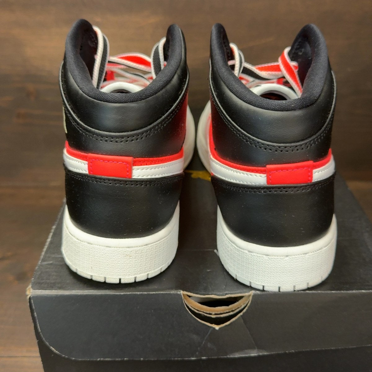 Jordan 1 Mid SE White Black Infrared (GS) - Image 5