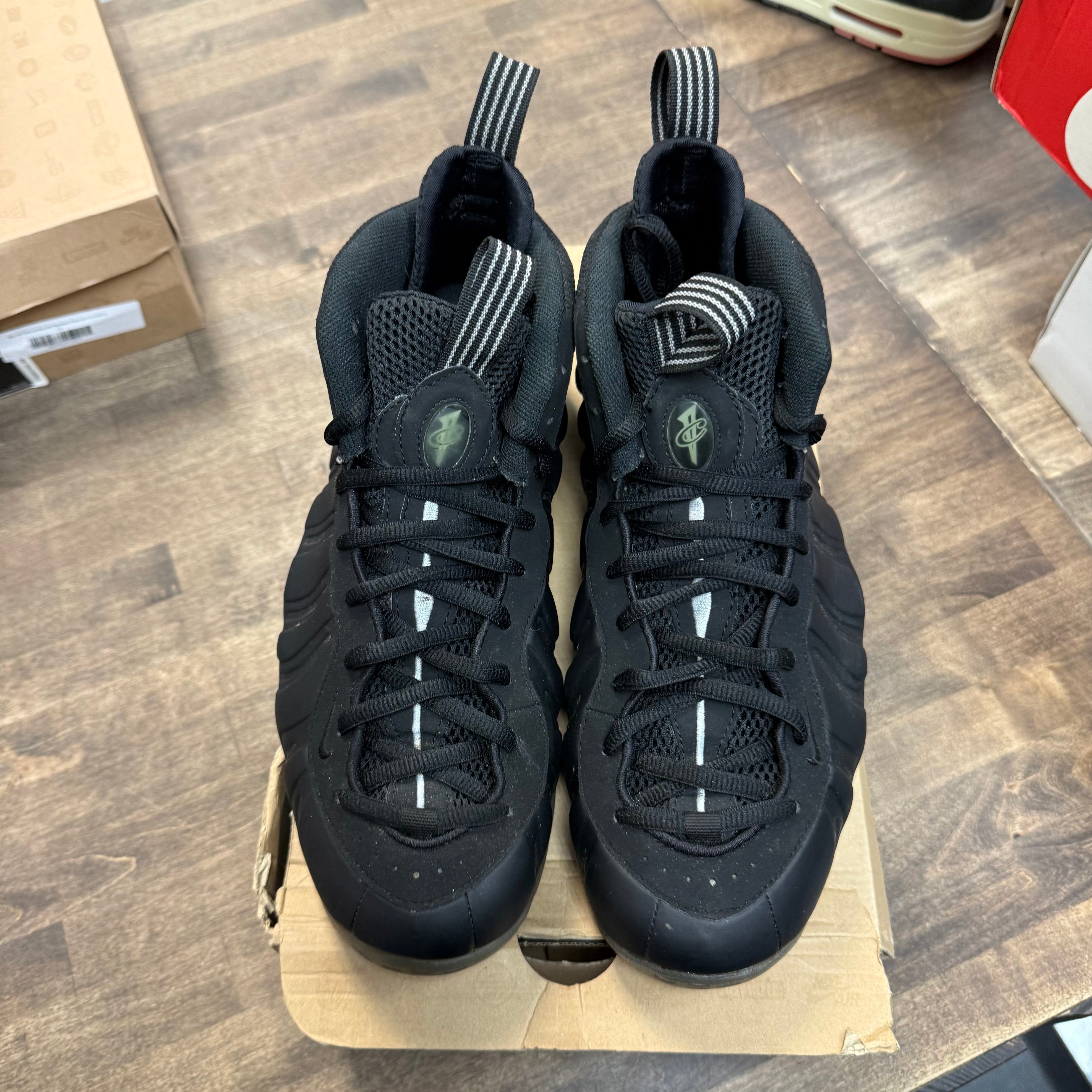Nike Air Foamposite One Stealth (US 13) (USED) Size 13 (Pre-Owned) - Image 2