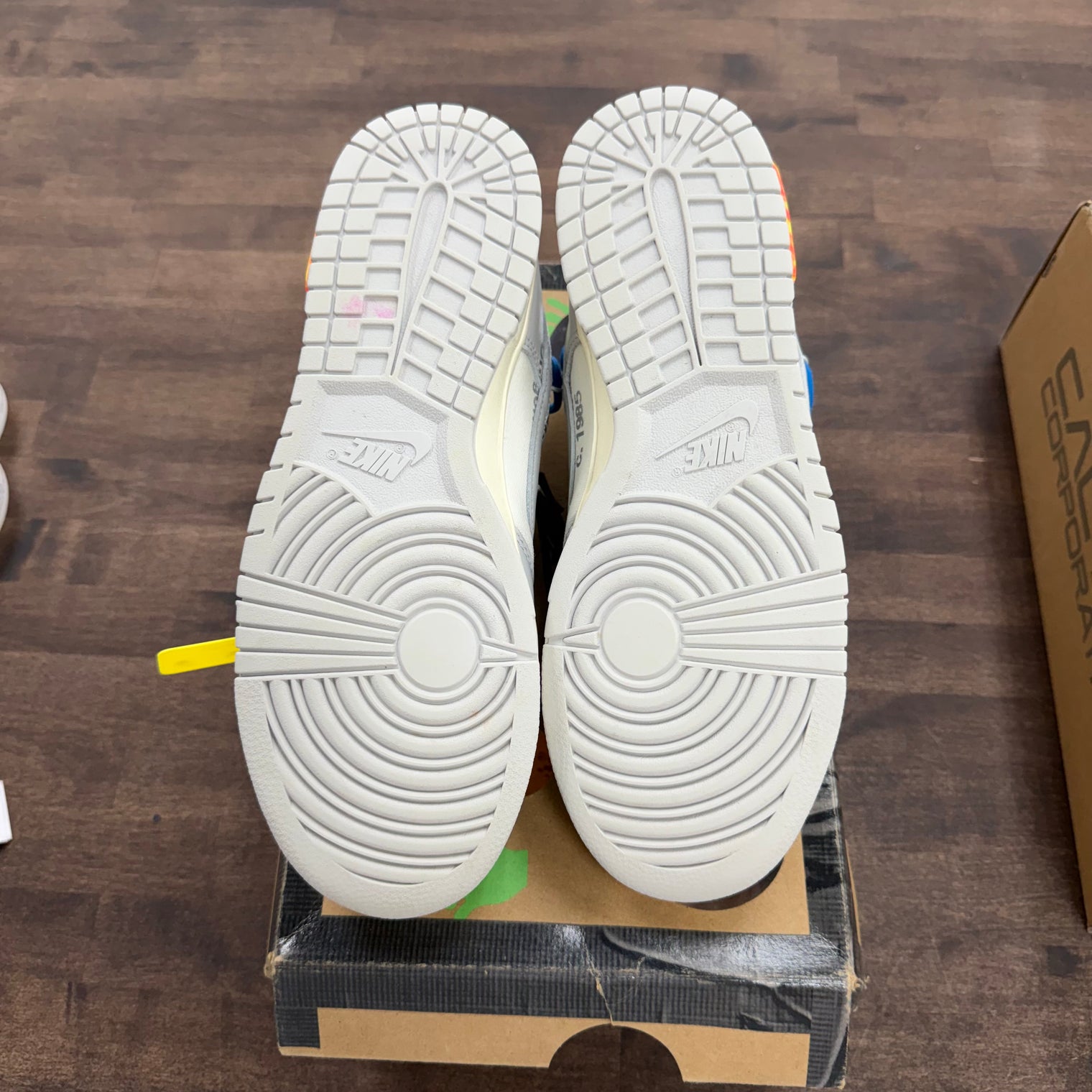 Off-White Lot 10 of 50 Nike Dunk Low (USED)