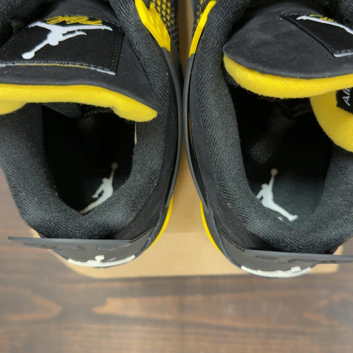 Jordan 4 Retro Thunder (2023) Size 12 (Pre-Owned) - aux