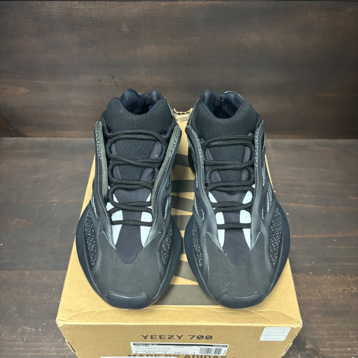 adidas Yeezy 700 V3 Alvah Size 7 (Pre-Owned) - side