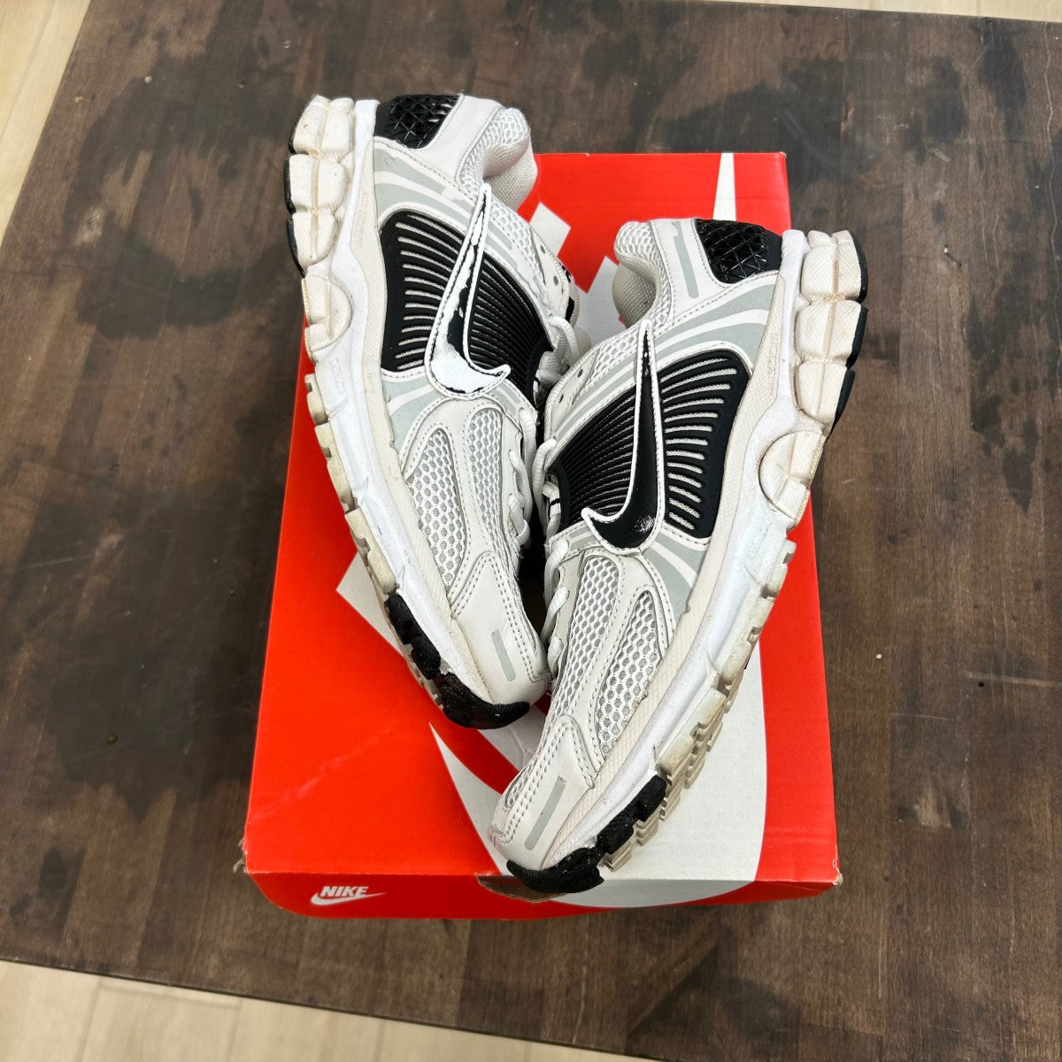 Nike Zoom Vomero 5 White Black Size 9 (Pre-Owned)