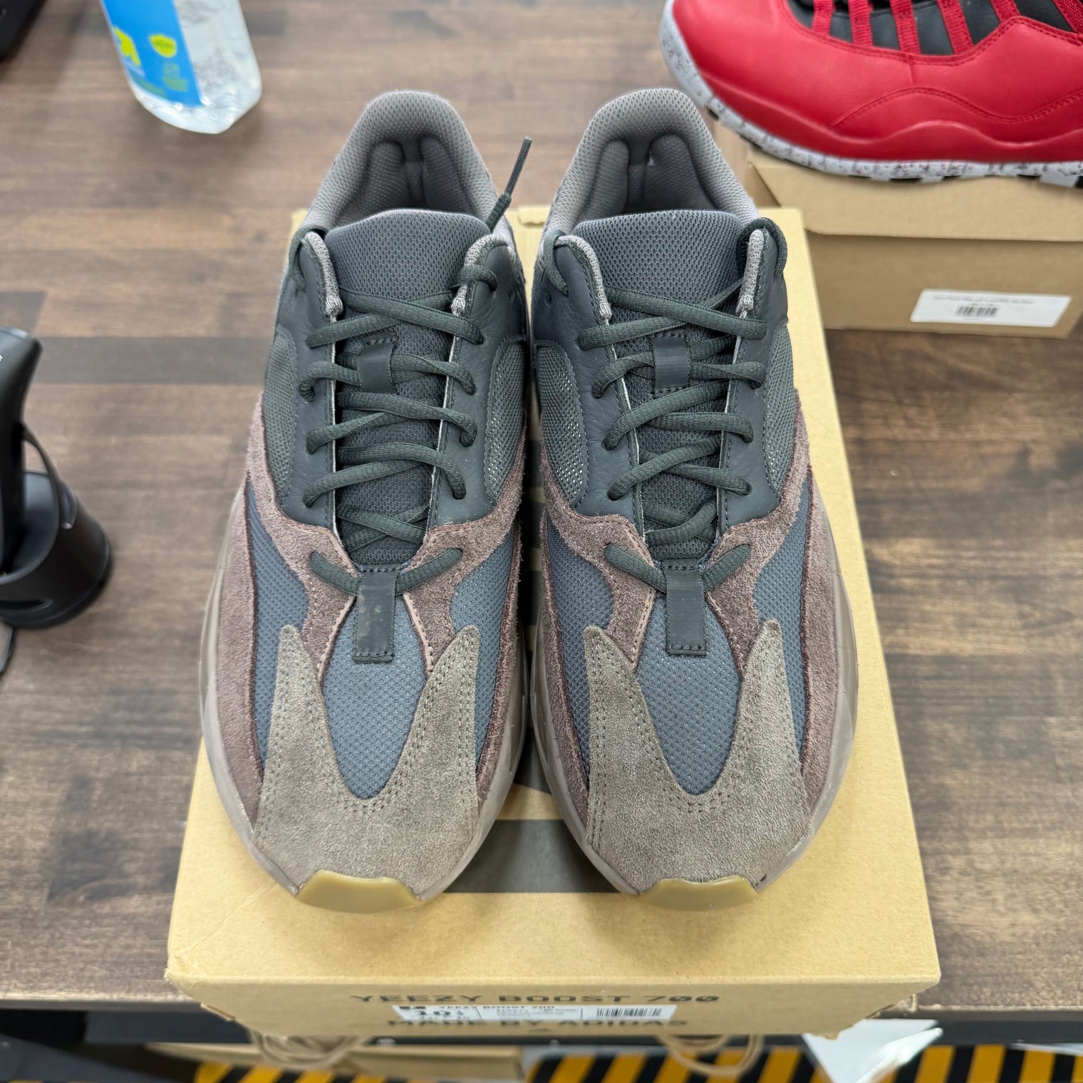 Mauve Yeezy 700 (USED, no insoles)