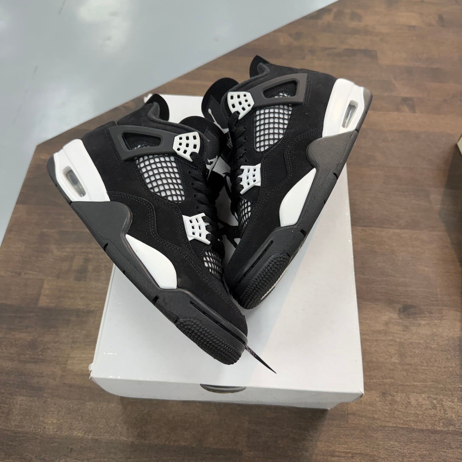 White Thunder Jordan 4 (USED)