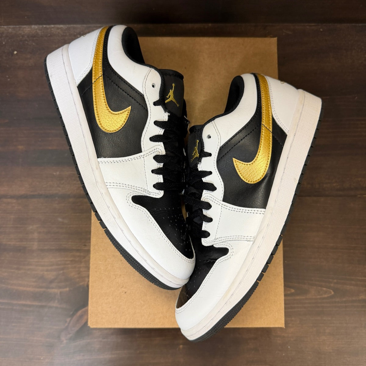 Jordan 1 Low White Black Metallic Gold Swoosh Size 9 (Pre-Owned) - Image 2