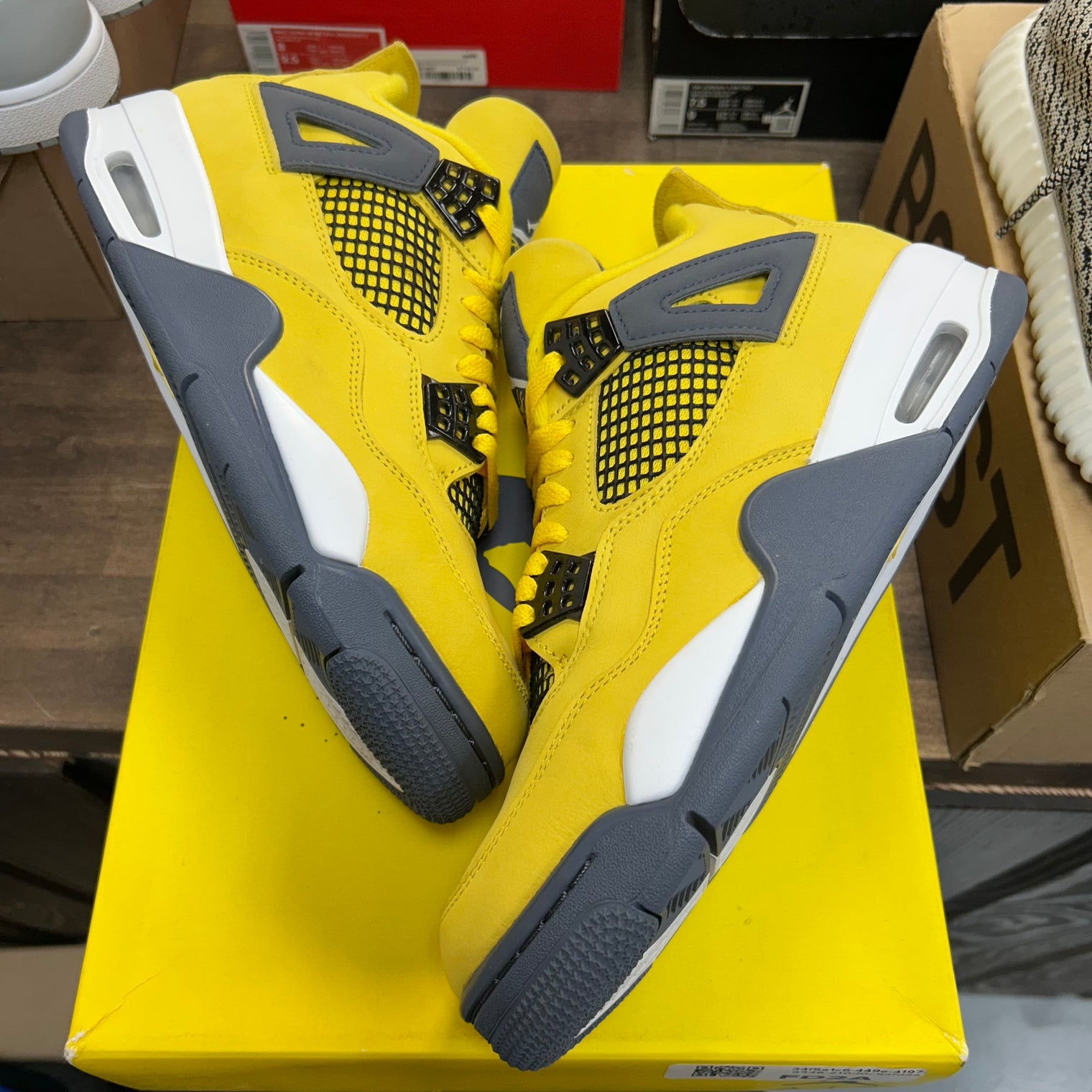 Lightning Jordan 4 Retro (USED)