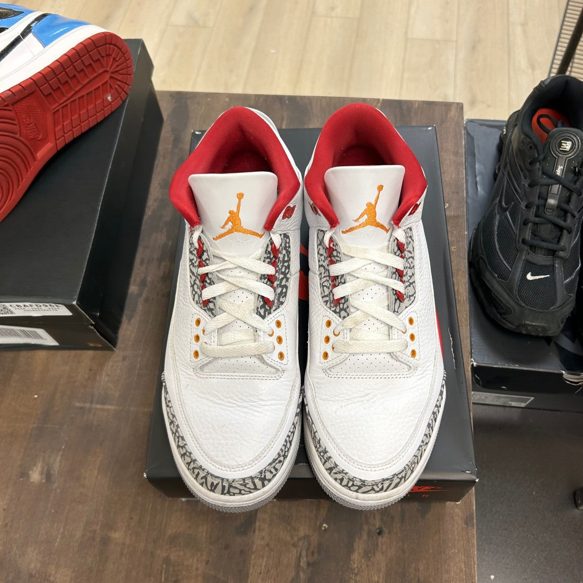 Jordan 3 Retro Cardinal Red Size 9.5 (Pre-Owned) - Image 2