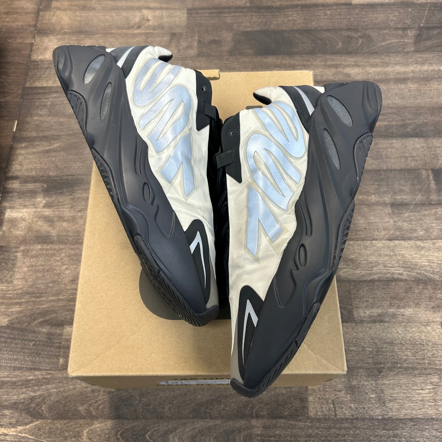 Bone Yeezy MNVN (USED)