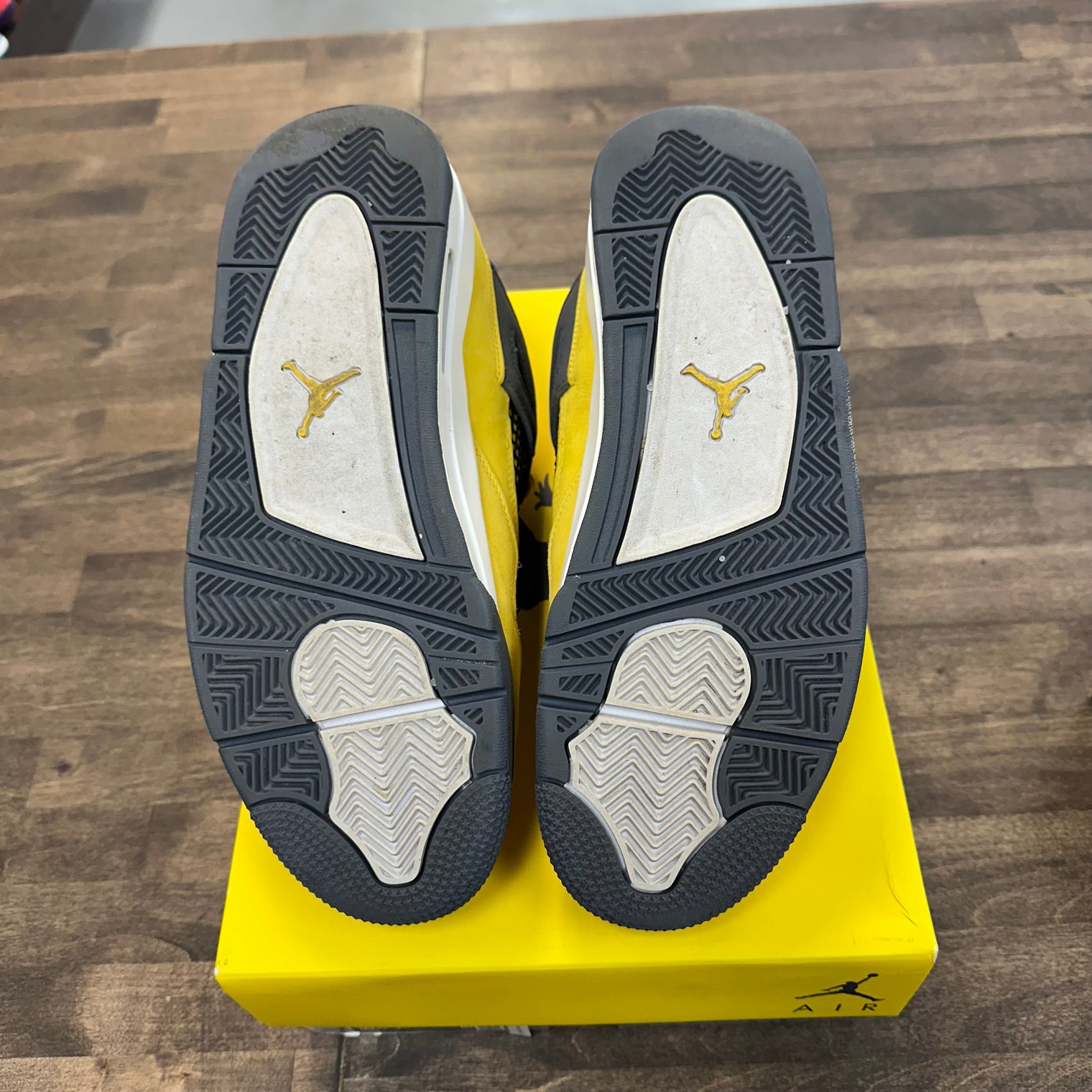 Air Jordan 4 Retro Lightning (USED)