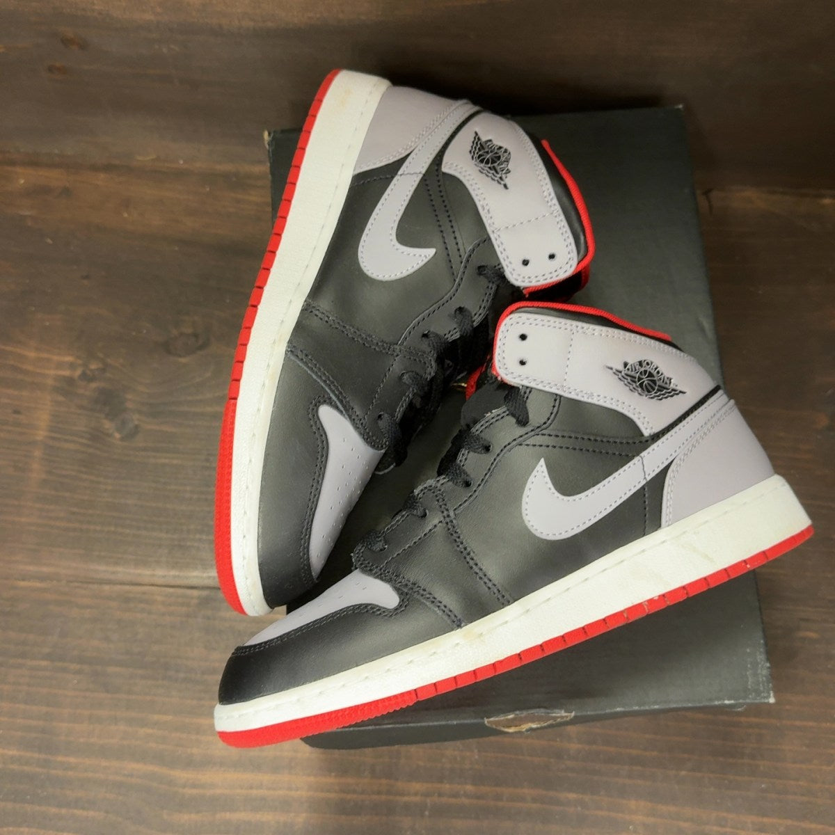 Jordan 1 Mid Bred Shadow (GS) - Image 2