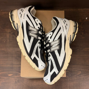 New Balance 1906R White Black Metallic Size 11.5 (Pre-Owned) - Image 2