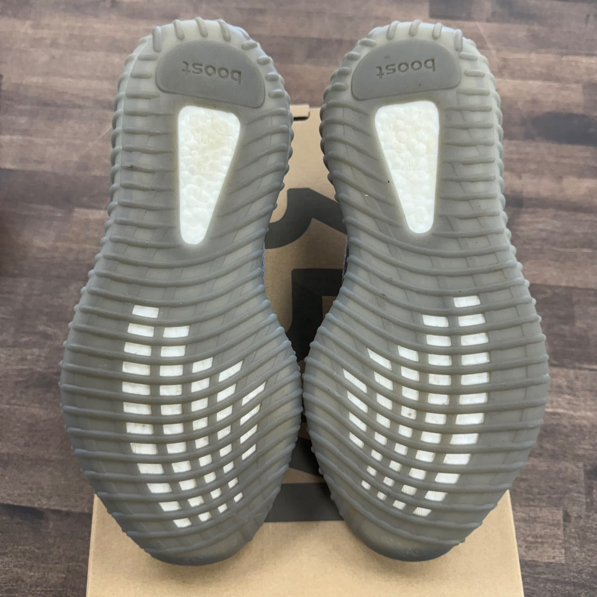 adidas Yeezy Boost 350 V2 Beluga 2.0 Size 9.5 (Pre-Owned) - Image 5
