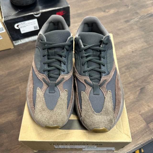 Mauve Yeezy 700 (USED)