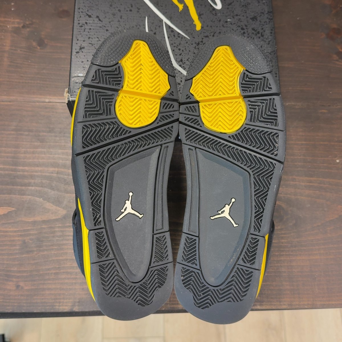 Jordan 4 Retro Thunder (2023) Size 9 (Pre-Owned) - aux