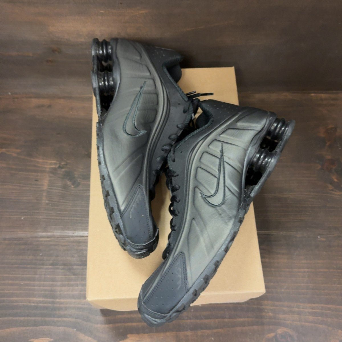 Nike Shox R4 Black Bright Crimson Size 12 (Pre-Owned) - Image 2