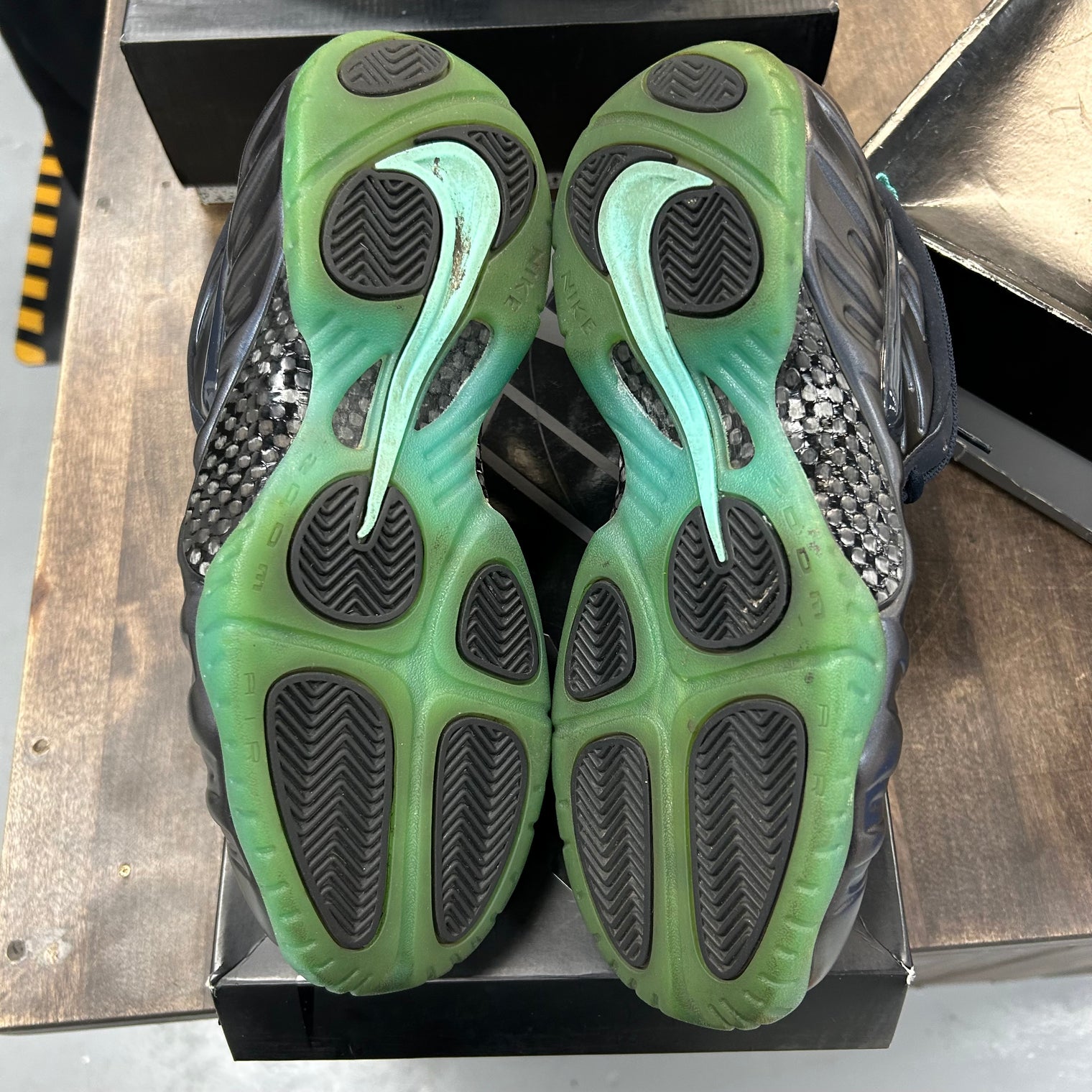 Dark Obsidian Foamposite Pro (USED)