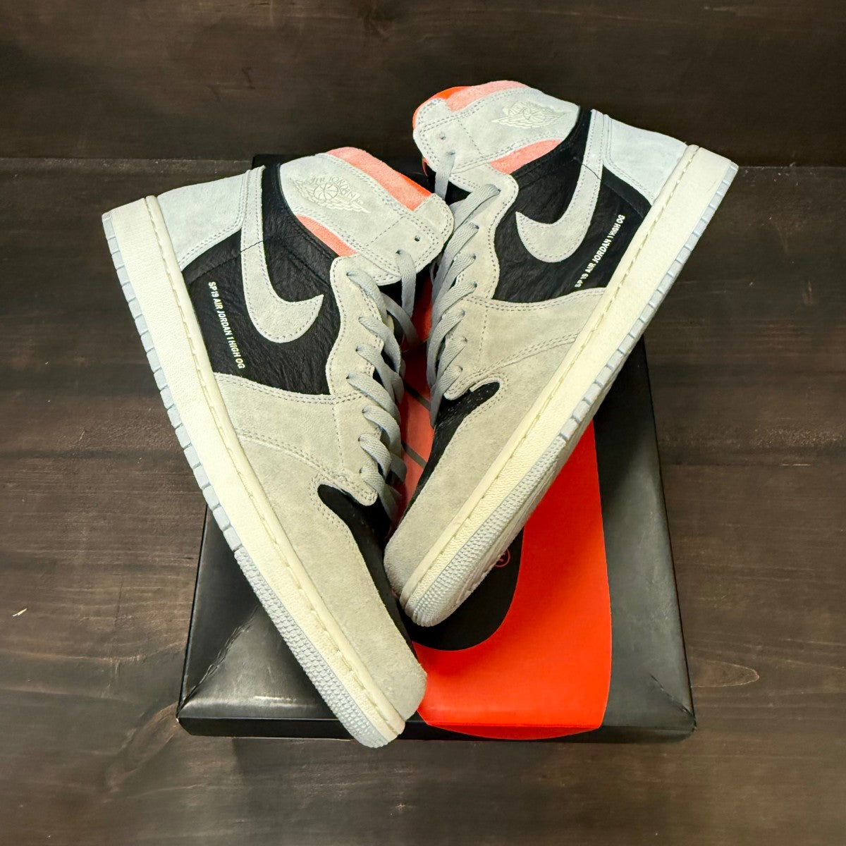 Jordan 1 Retro High Neutral Grey Hyper Crimson - Image 2