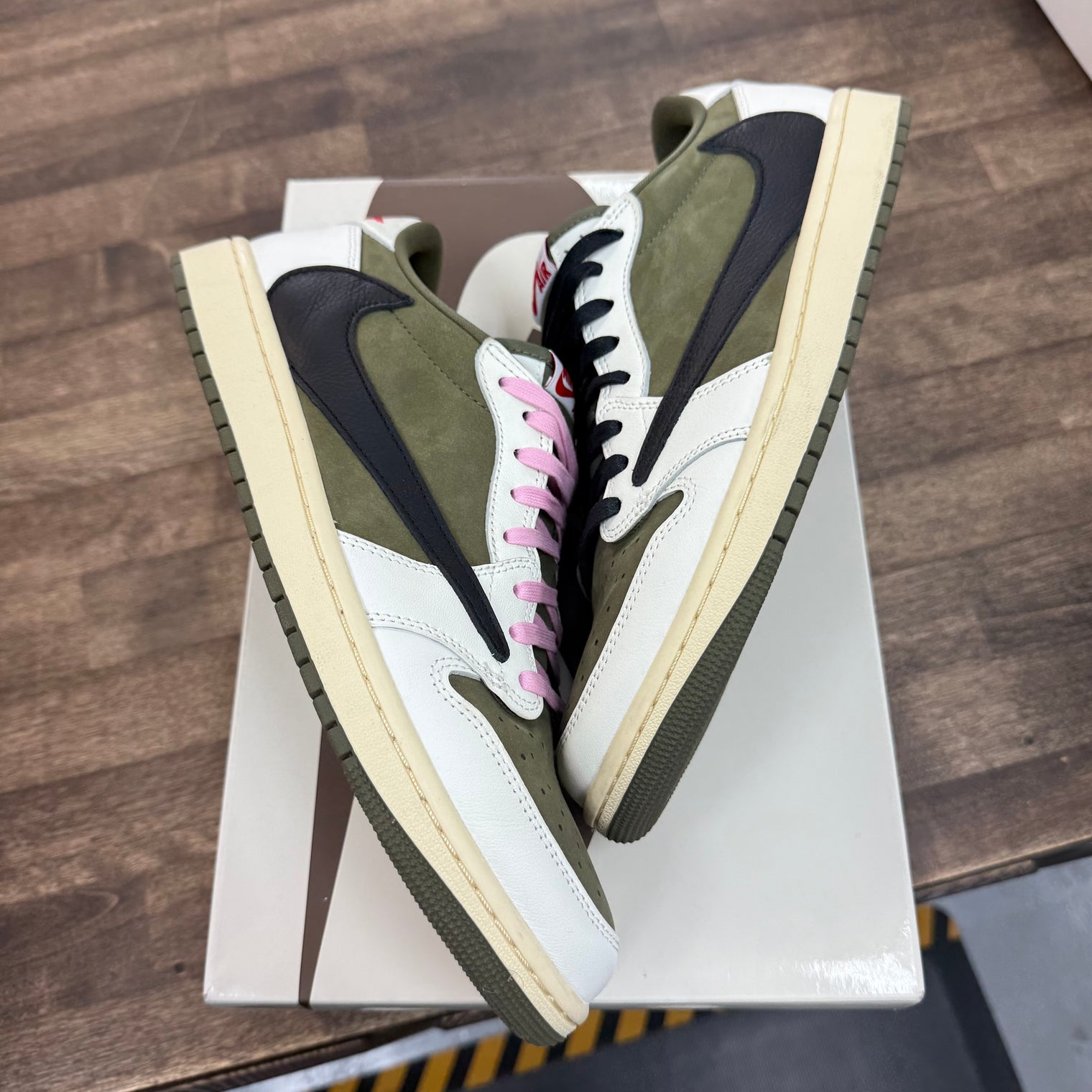 Medium Olive Travis Scott Jordan 1 Low OG (USED)