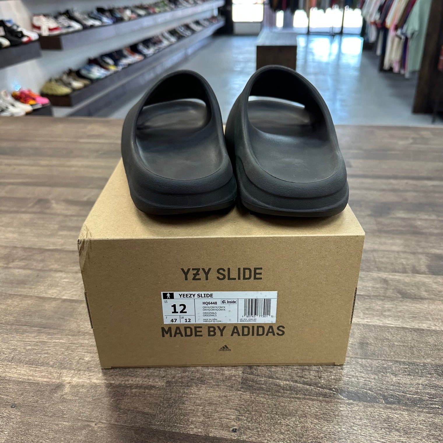 Onyx Yeezy Slide (USED)