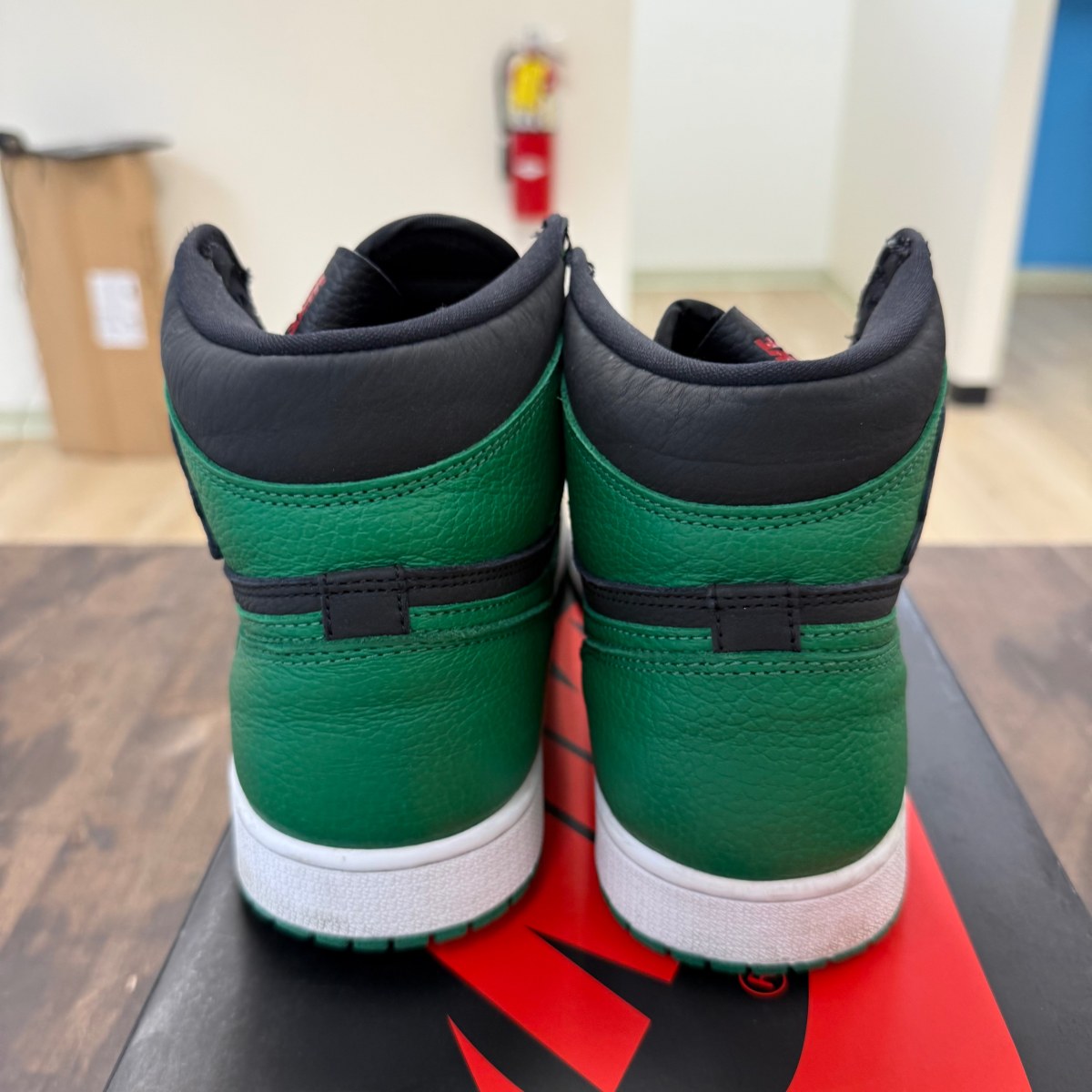 Jordan 1 Retro High Pine Green Black Size 9 (Pre-Owned) - Image 4