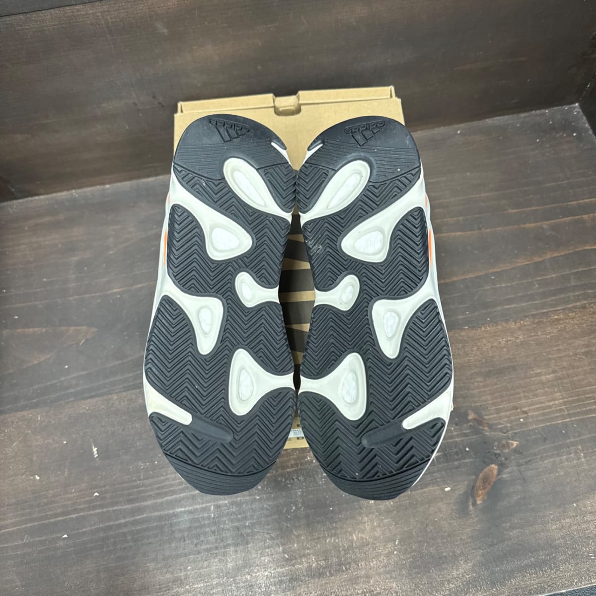 adidas Yeezy Boost 700 Wave Runner Size 9.5 (Pre-Owned) - box