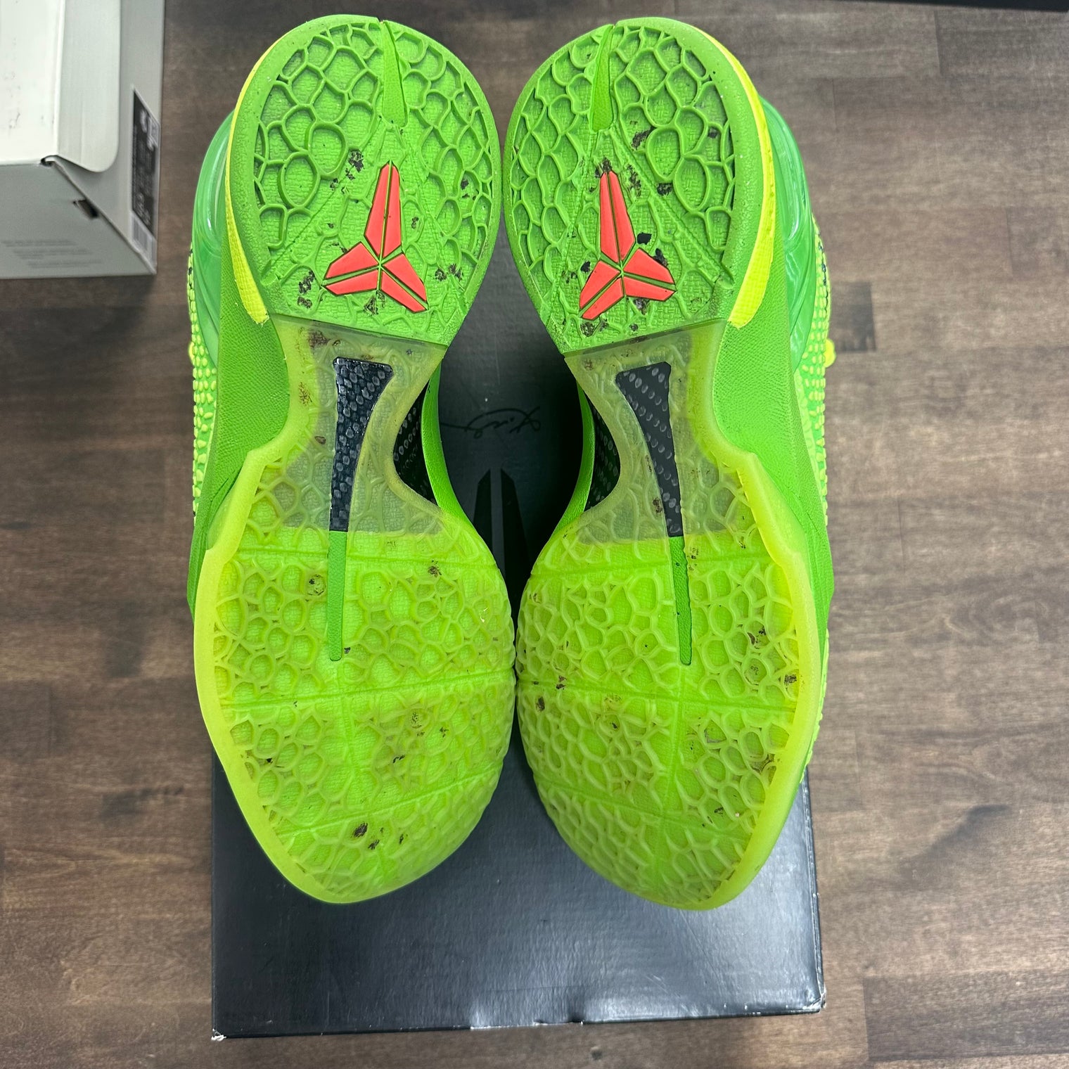 Grinch Kobe 6 Protro (Used)